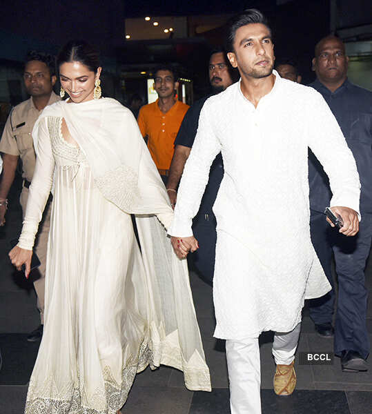 Lovebirds Ranveer-Deepika walk hand-in-hand at Padmaavat screening