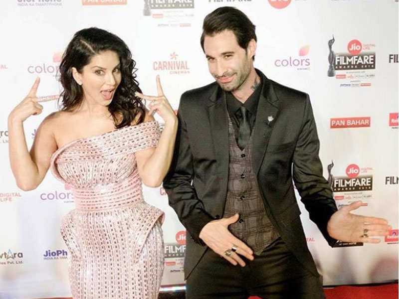 Pic: Sunny Leone and hubby Daniel Weber “have fun all dressed up” at the red carpet of 63rd Jio Filmfare Awards 2018
