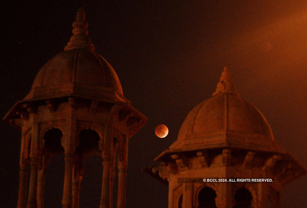 Stunning images of total lunar eclipse across the world
