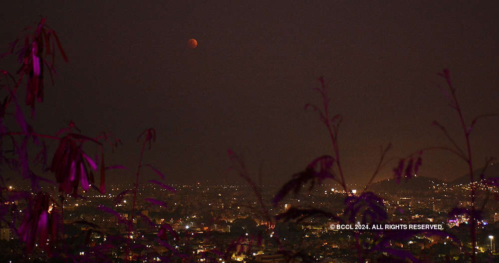 Stunning images of total lunar eclipse across the world