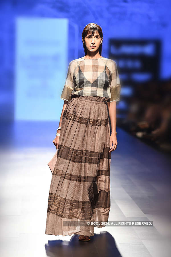 Fashion Week Mumbai '18: Day 1: Urvashi Kaur