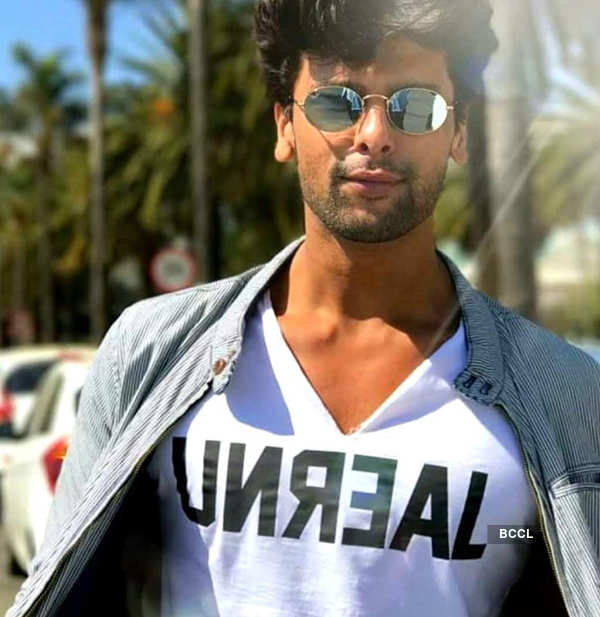 Kushal Tandon slams a fan for cutting her wrist for him