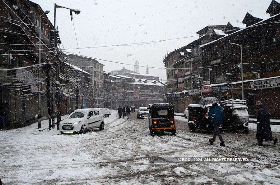 Heavy snowfall blankets Kashmir Valley