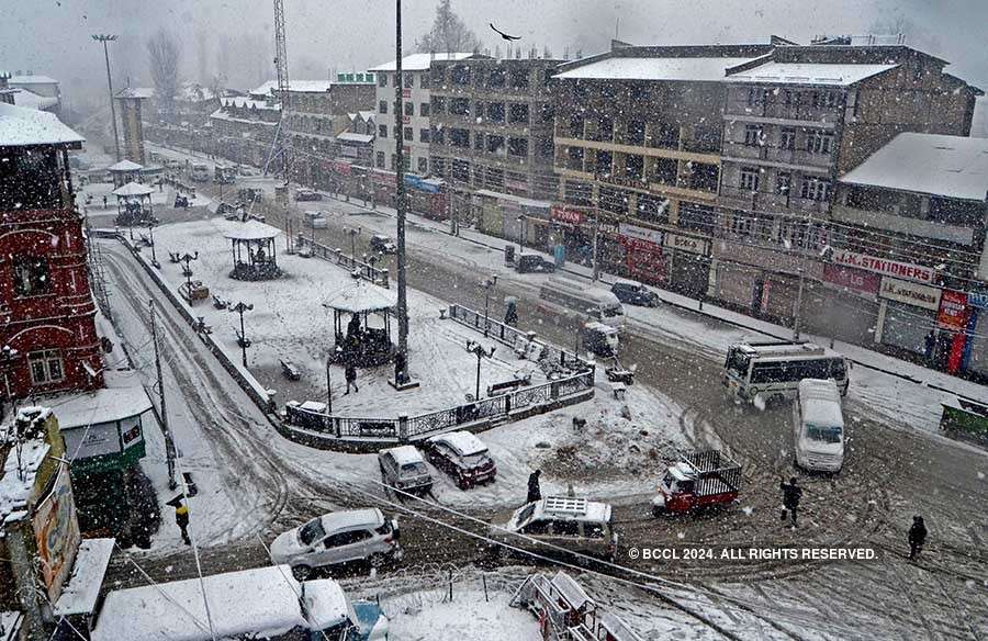 Heavy snowfall blankets Kashmir Valley