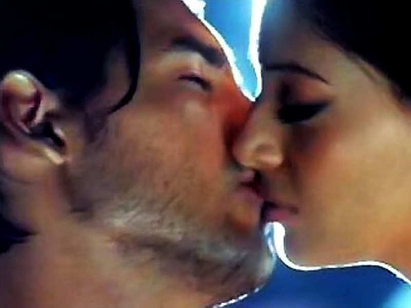 Johns kiss. Бипаша басу Kiss. Бипаша басу поцелуй. Джон Абрахам поцелуй. Bipasha Basu hot Kiss.