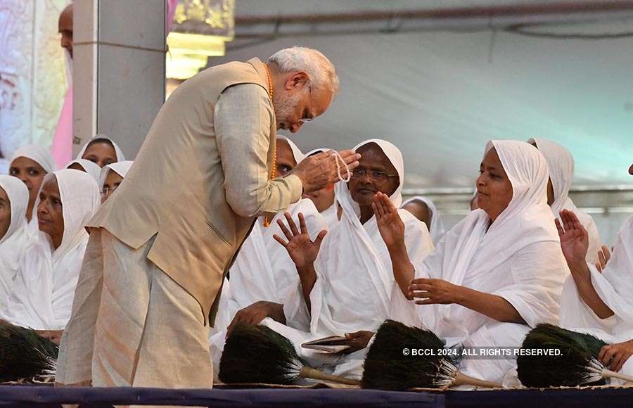 PM Modi attends Bahubali Mahamasthakabhisheka Mahotsava
