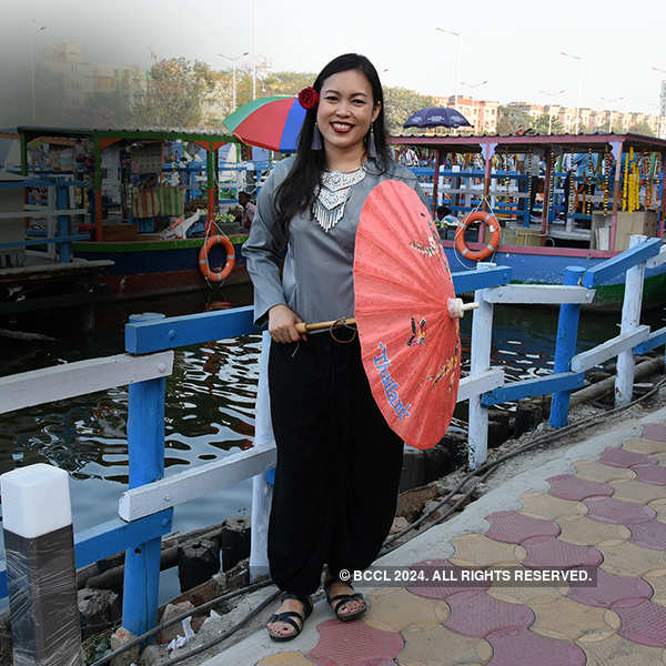 Patuli floating market floors Thai diplomats