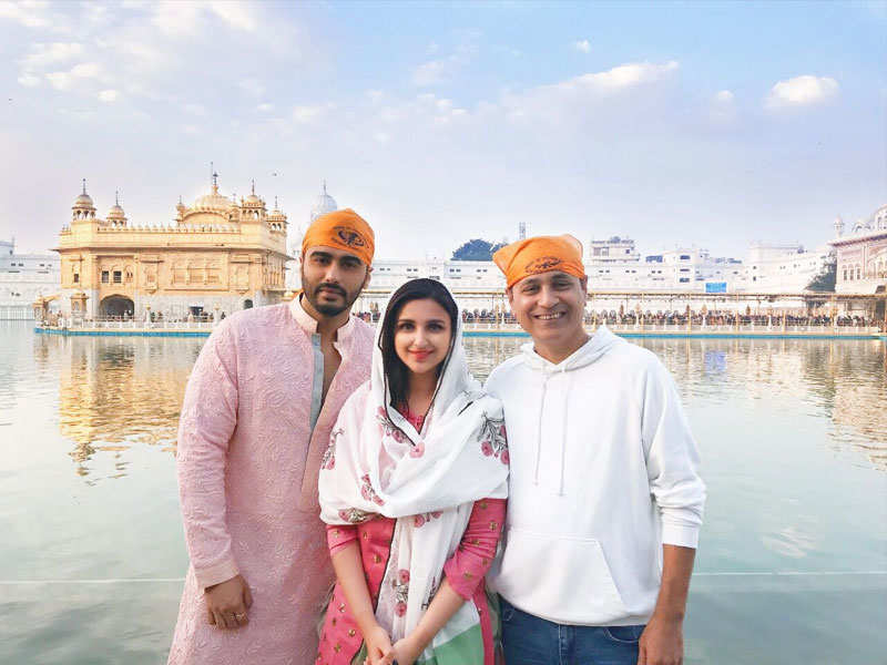 Arjun Kapoor and Parineeti Chopra visit the Golden Temple in Amritsar ahead of the shoot of 'Namastey England'