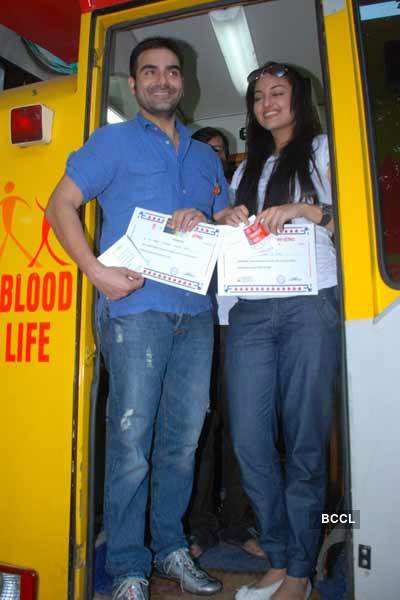 Celebs donate blood