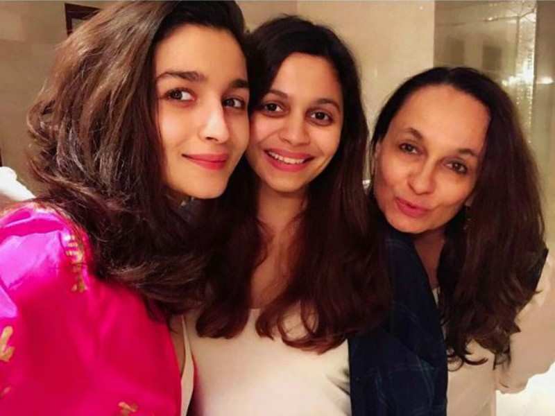 Cute selfie with mother Soni Razdan and sister Shaheen