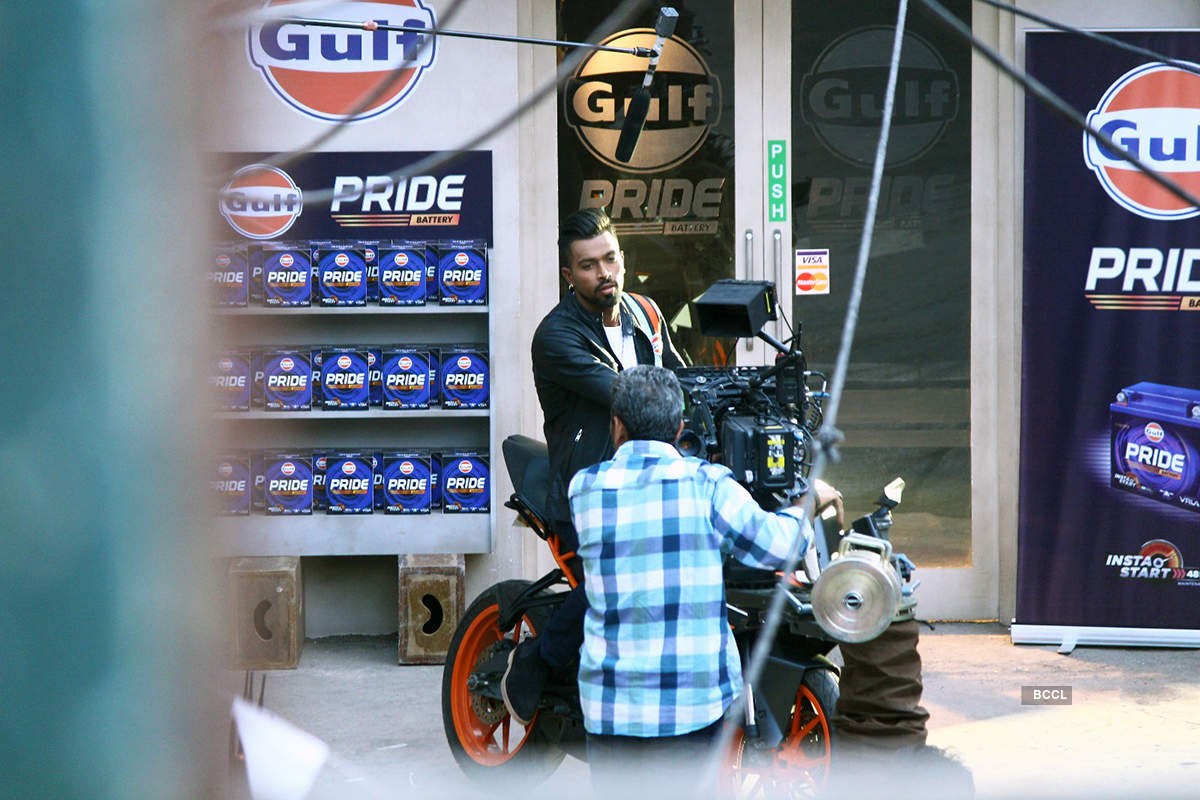 Much-in-love Elli AvrRam motivates beau Hardik Pandya on the sets of an ad shoot