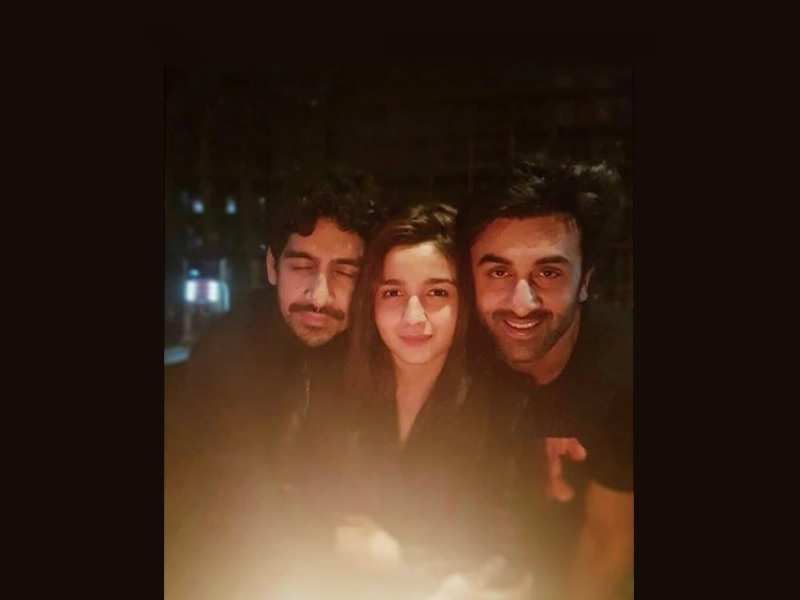 'Brahmastra': Ranbir Kapoor, Alia Bhatt and Ayan Mukerji seal the first schedule with an endearing picture