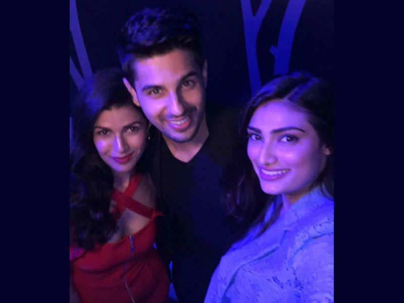 Sidharth Malhotra is all smiles for a selfie with “beauties” Athiya Shetty and Nimrat Kaur