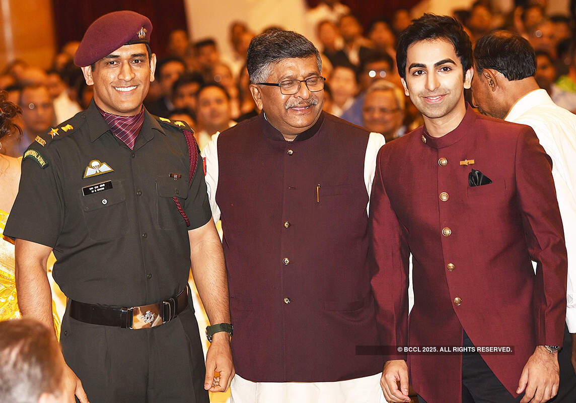 Mahendra Singh Dhoni poses with Ravi Shankar Prasad and Pankaj Advani