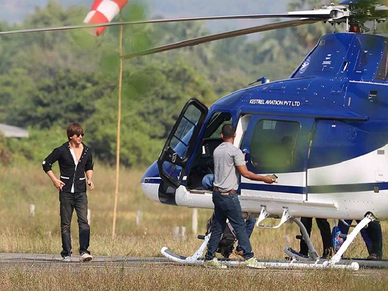 Shah Rukh Khan travelling to Vasai in a helicopter for 'Zero' shoot