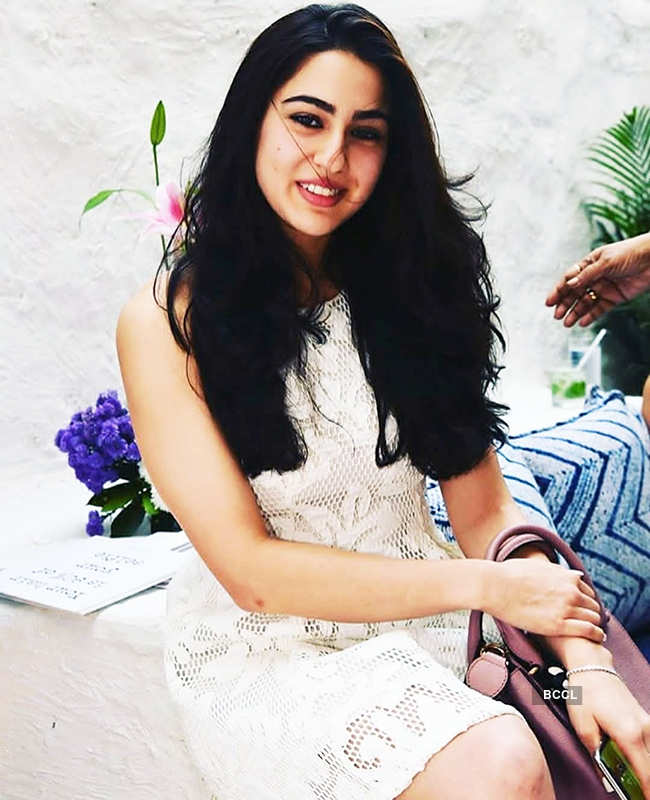 Sara Ali Khan enjoys shopping with mommy in Hyderabad, see pictures