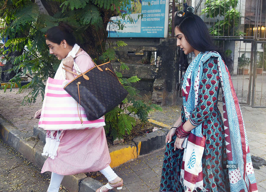 Sara Ali Khan enjoys shopping with mommy in Hyderabad, see pictures