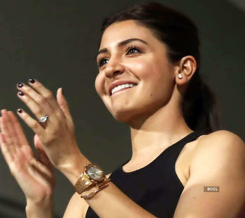 This is how Anushka Sharma cheers for hubby Virat Kohli even while she’s busy shooting