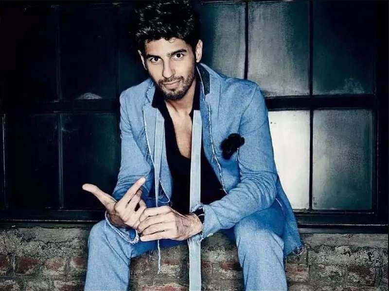 Sidharth Malhotra Height, Weight, Age, GF, Income