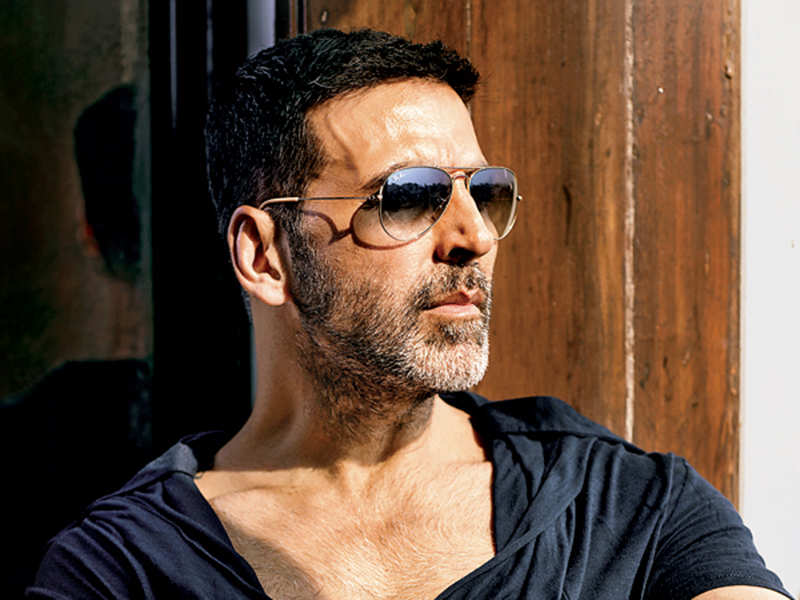 Injured Akshay refuses to leave 'Kesari' sets. What sets him apart from the Khans