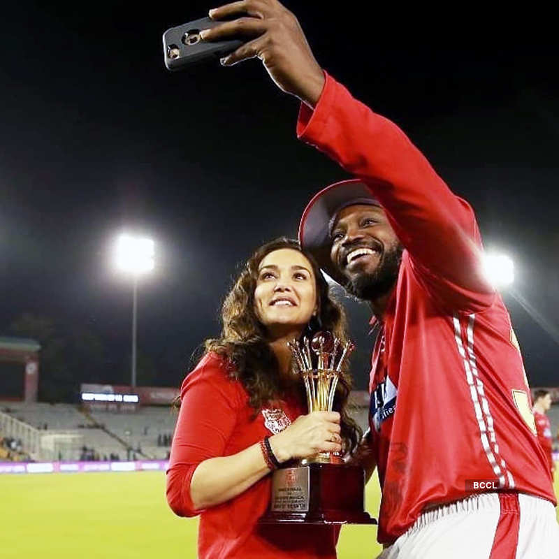 These candid pictures of Preity Zinta & Chris Gayle’s impromptu ‘bhangra’ at IPL 2018 are winning the internet!