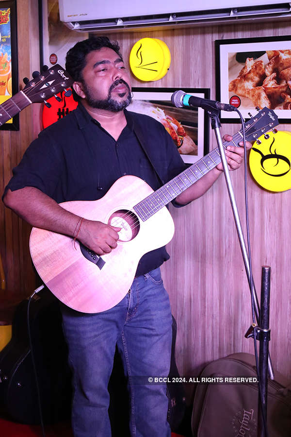 Aami Ashbo Phirey's music gig