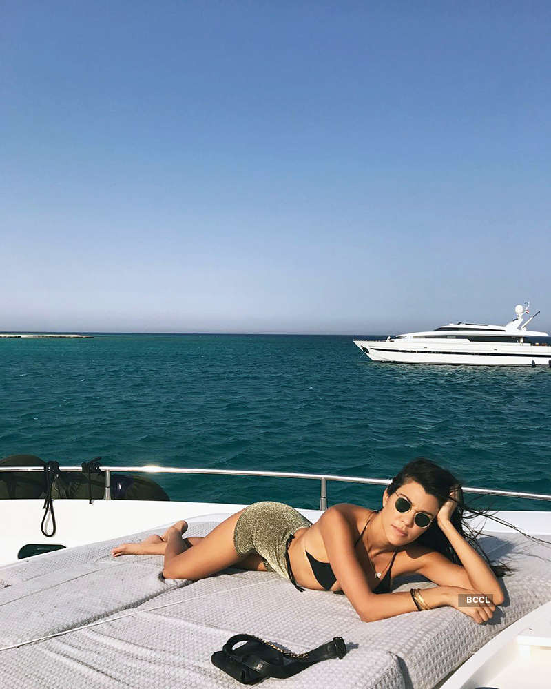 Kourtney Kardashian은 매혹적인 사진으로 온도를 높입니다.