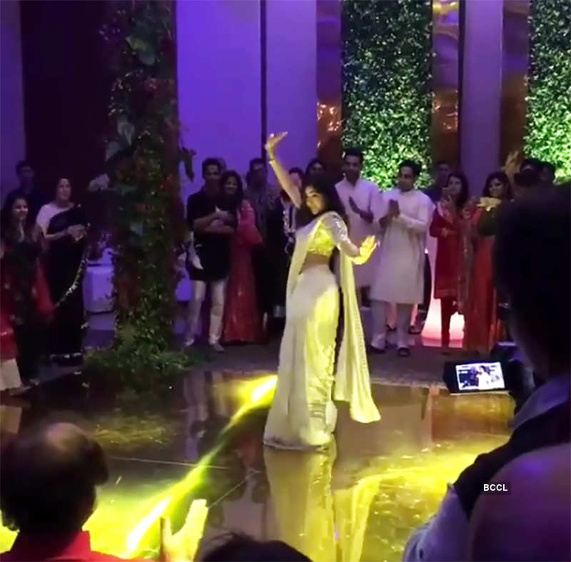 Unseen pictures of Shweta Nanda & mommy Jaya Bachchan’s crazy dance at a starry wedding reception
