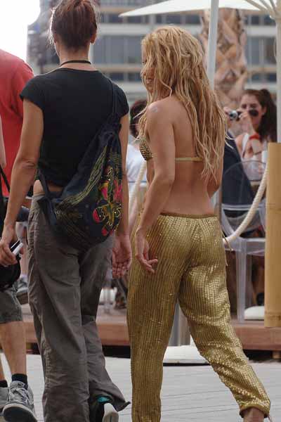 Shakira on the sets of 'Sale El..'