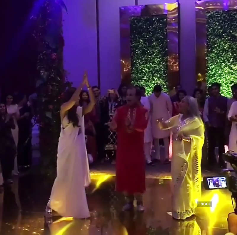 Unseen pictures of Shweta Nanda & mommy Jaya Bachchan’s crazy dance at a starry wedding reception