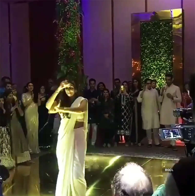 Unseen pictures of Shweta Nanda & mommy Jaya Bachchan&rsquo;s crazy dance at a starry wedding reception