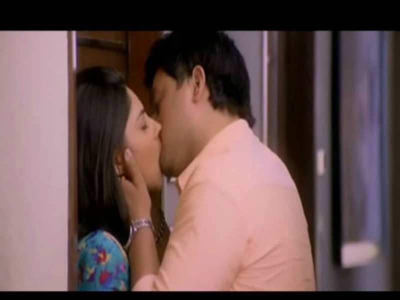 sonalee Kulkarni kissing with swapnil joshi in mitwaa