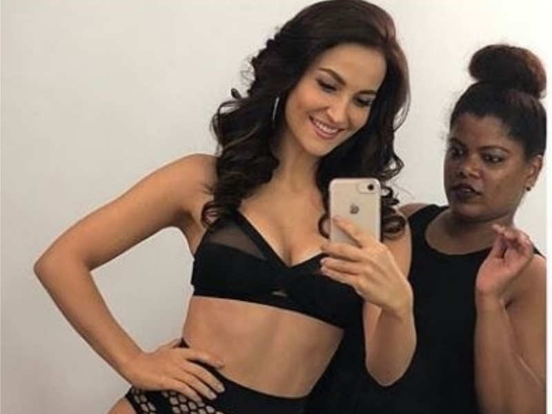 Elli Avram's latest mirror selfie will leave you with envy
