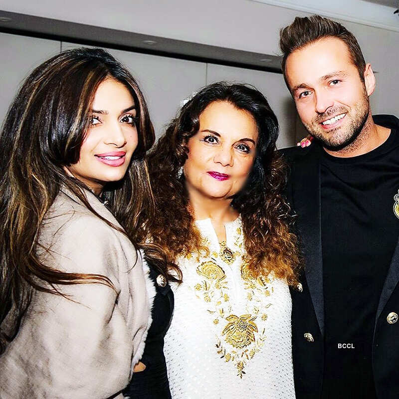 Veteran actress Mumtaz&rsquo;s stunning daughter Tanya says her mother is &lsquo;happy & healthy&rsquo; amid death rumours