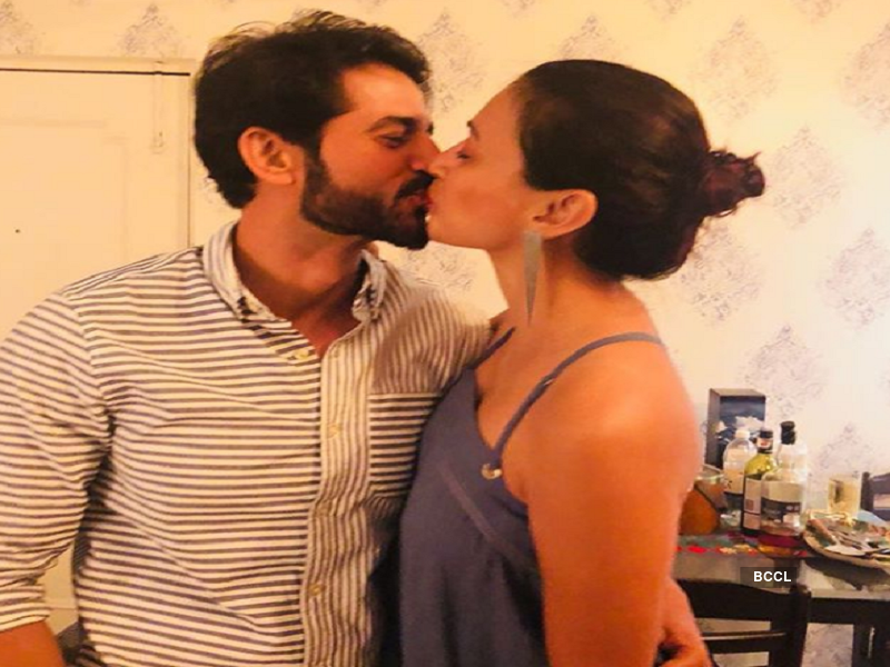 Hiten Tejwani and Gauri Pradhan steal a kiss on their 14th marriage anniversary