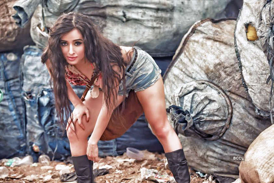 Sultry photoshoots of ex-Roadies Suzanna Mukherjee creates a virtual storm