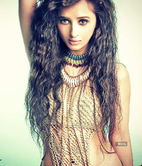 Sultry photoshoots of ex-Roadies Suzanna Mukherjee creates a virtual storm