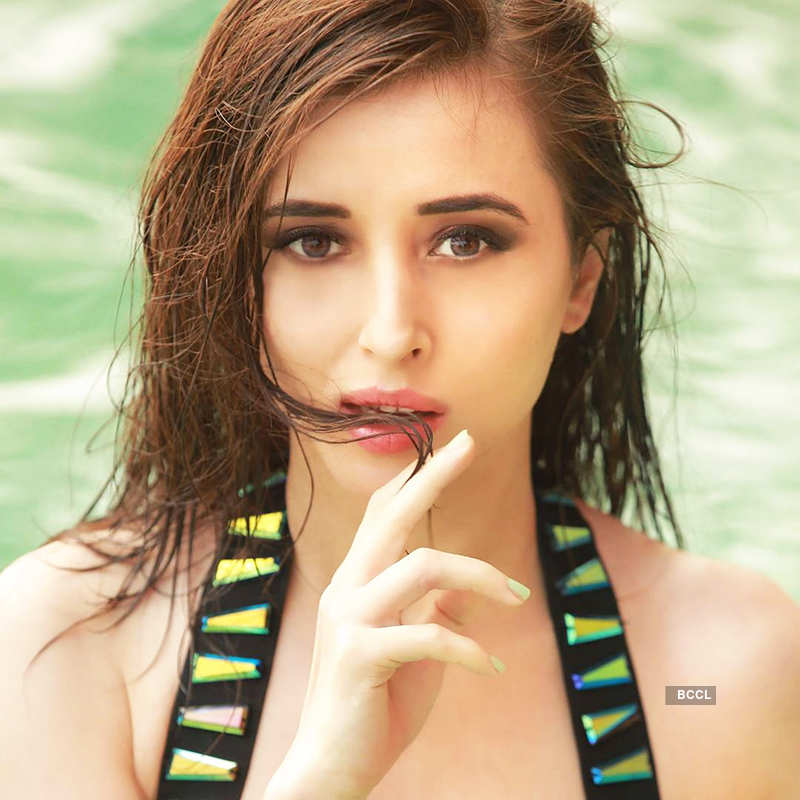 Sultry photoshoots of ex-Roadies Suzanna Mukherjee creates a virtual storm
