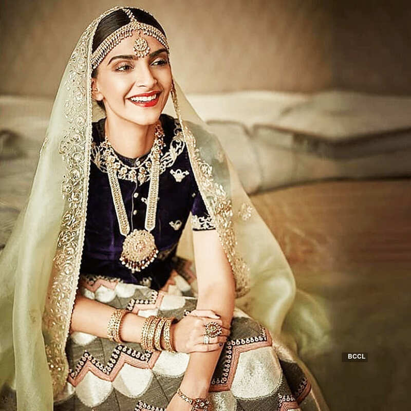 Here are the first photos of Sonam Kapoor & Anand Ahuja&rsquo;s wedding cards!