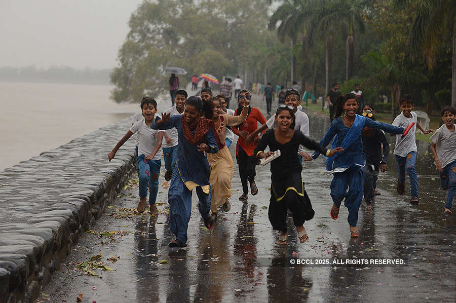 Dust storm, rain kill at least 90 in north India