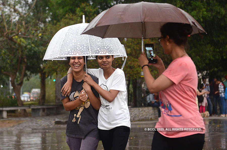 Dust storm, rain kill at least 90 in north India