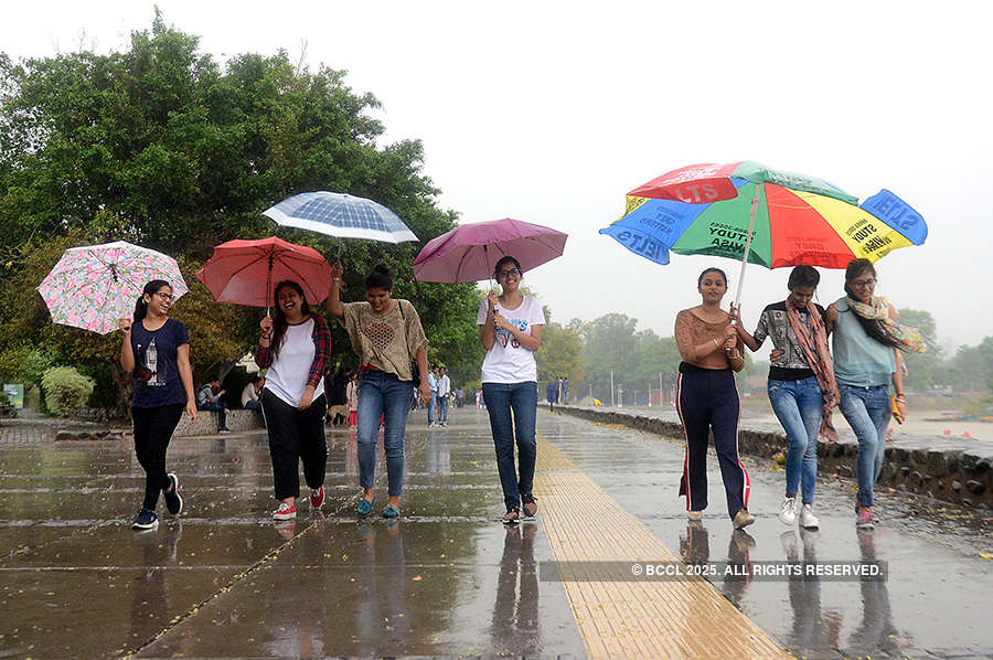 Dust storm, rain kill at least 90 in north India