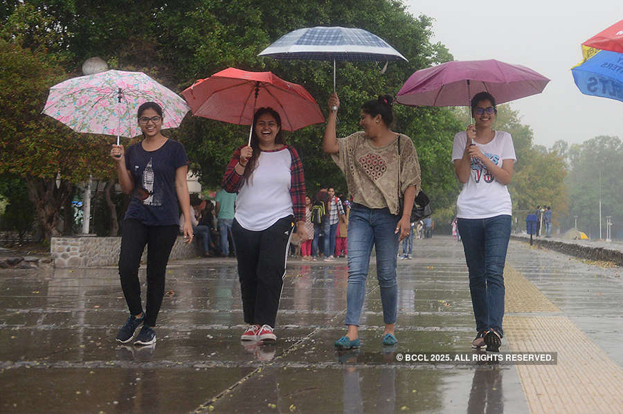 Dust storm, rain kill at least 90 in north India