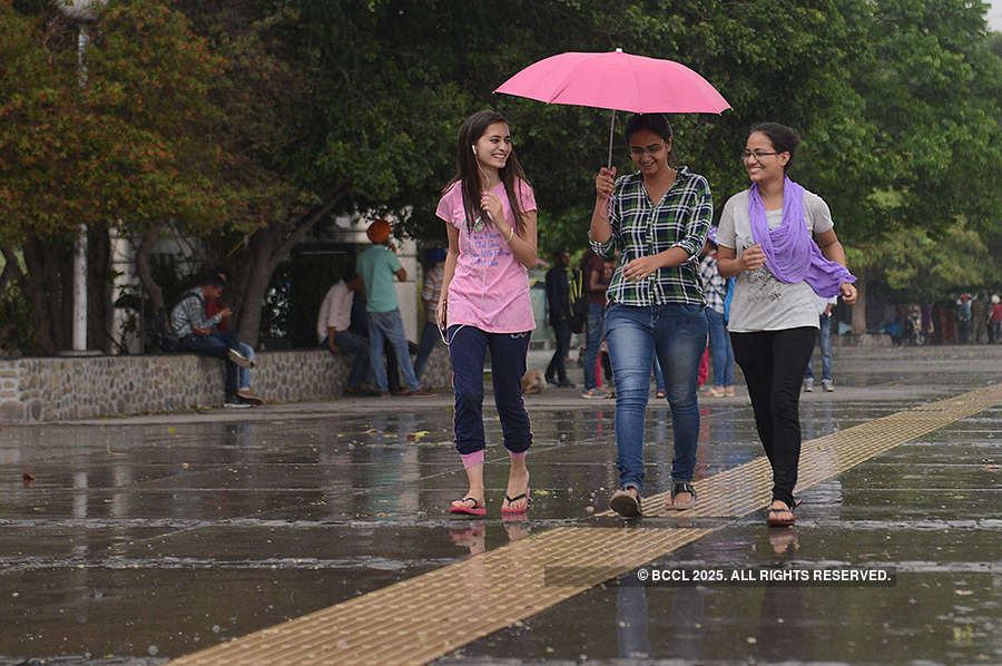 Dust storm, rain kill at least 90 in north India