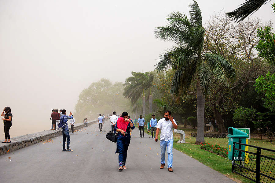 Dust storm, rain kill at least 90 in north India