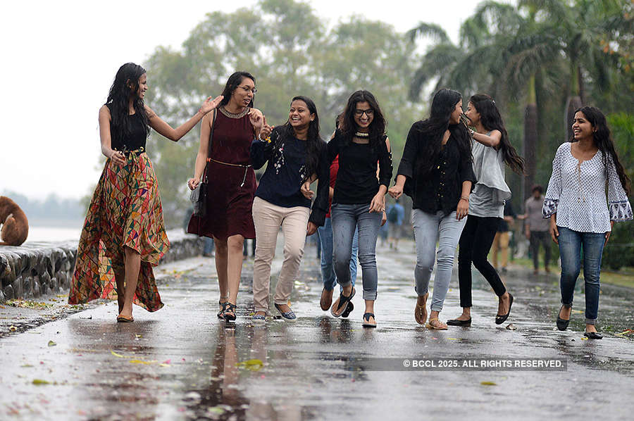 Dust storm, rain kill at least 90 in north India