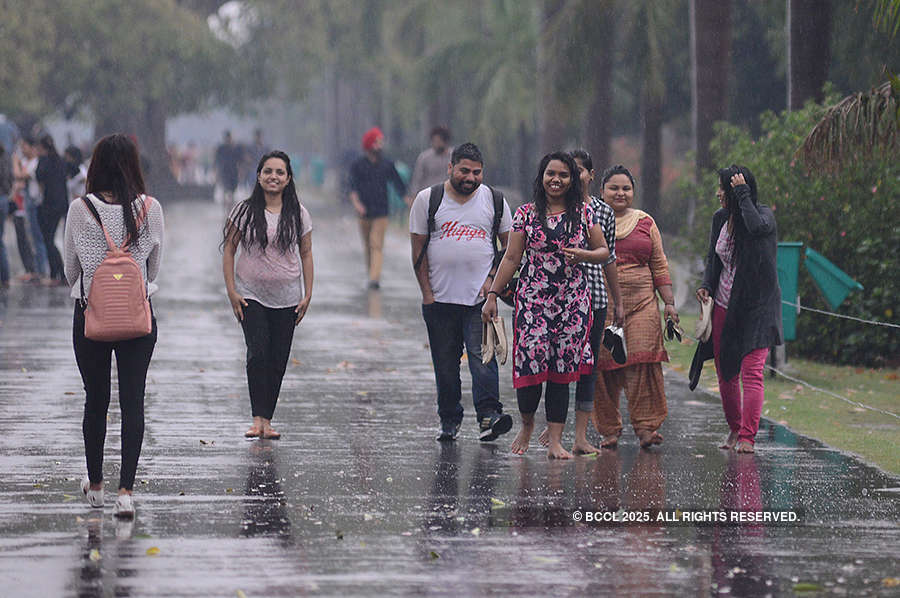 Dust storm, rain kill at least 90 in north India