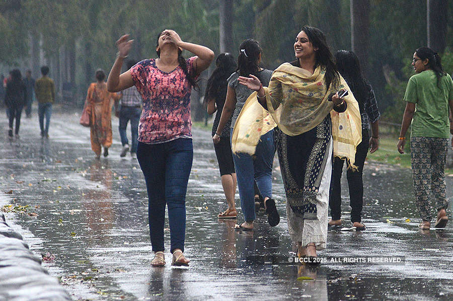 Dust storm, rain kill at least 90 in north India