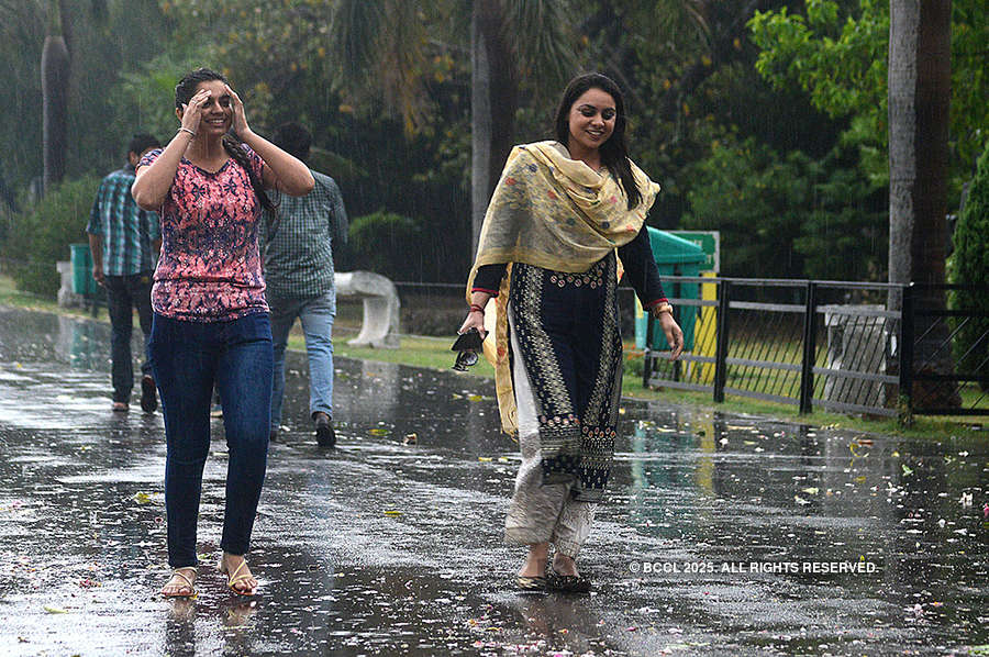 Dust storm, rain kill at least 90 in north India