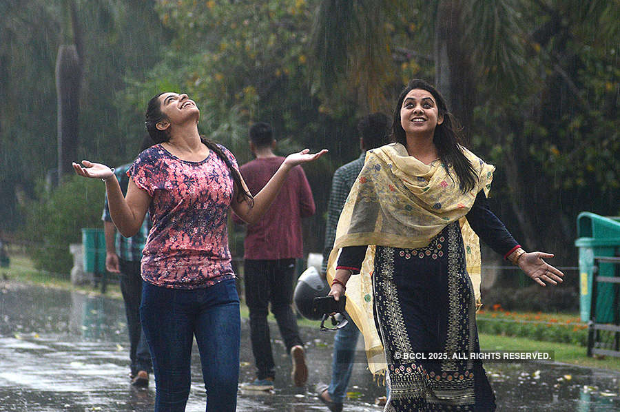 Dust storm, rain kill at least 90 in north India